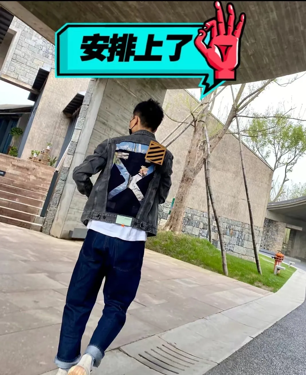 ♻️💯Upper body reference model picture❤️Top tested version Off-White Spanish order King of high street jacket Dream splash OW exclusive powerful wash Exclusive limited series denim jacket Autumn and winter debut! High-end ink printing/gradient flame printing and dyeing process. Stitching oil painting denim jacket. Classic oil painting arrows, Monet's works, once again combined with art, "Claude Monet painting on his Boat" is a masterpiece that is perfectly combined with OW's iconic arrow logo. It has a prominent sign, the splicing of denim and sweatshirts, and the layering effect, which is high-street and eye-catching. The fabric is customized according to YB, heavy-weight washed cotton washed cloth, more than 10 processes of continuous washing and stone grinding, the color and texture are very textured, a full set of accessories are customized, the highest quality original hardware, original kraft paper stripe labeling, accept all challenges of the same version! Couple style washed ripped denim jacket! Of Whi2019's first autumn new single, with dreamy splash-ink printing and dyeing techniques, and classic hole-washed design, the official price is 11,000 yuan. The painting style is a bit like an artist's oil painting, giving people a unique and retro artistic atmosphere. The upper body is full of coolness, with a strong sense of high street, very yuppie! The gradient design all over the denim jacket is very clever and just the right touch! Off-White's first show series, you can imagine its matching magic, and in the streets of autumn and winter, denim is always indispensable. It is exclusively sold, with great value for money and ready to be shipped in seconds! The most classic denim jacket style, heavy washed and distressed craftsmanship, Manet's portrait, a tribute to Impressionism! Heavy washing gives the denim the strongest texture! Quality items are a must buy!  Derived from Off-White's classic elements, the most classic OW denim version, "IMPRESSIONISM" is a specially stylized item that pays homage to Impressionism with Manet's portraits and oil paintings. The large print on the back is Manet's signature One of the table oil paintings, it has a vintage effect. The color scheme is gray and white retro oil painting, pink Slogan and footnotes. It is very eye-catching (semi-finished products imported from Conley digital directly touch, super shocking) high weight and thick cotton denim, full hardware mold opening, super heavy work! Several washing and distressing processes before and after give the black denim a super retro texture! Pair the oversized silhouette with short sleeves or a sweatshirt to make you invincible and walk with wind!  Size chart